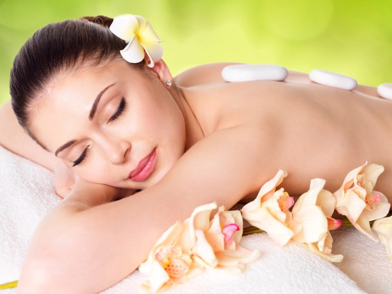 Die Hot-Stone-Massage verbessert auch