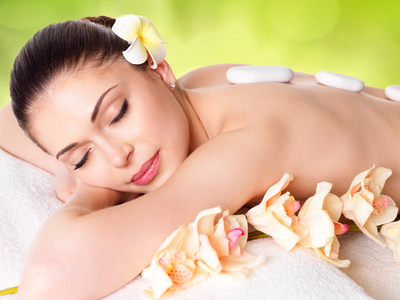 Die Hot-Stone-Massage verbessert auch