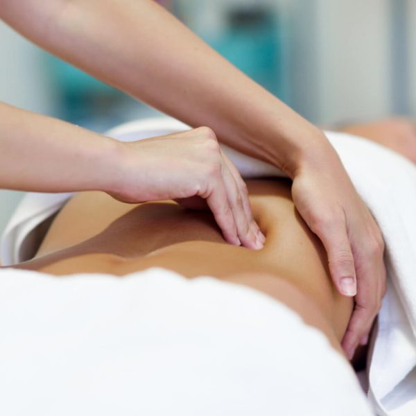 Professionelle Masseurin bei Bremen-Vegesack während einer individuellen Massage