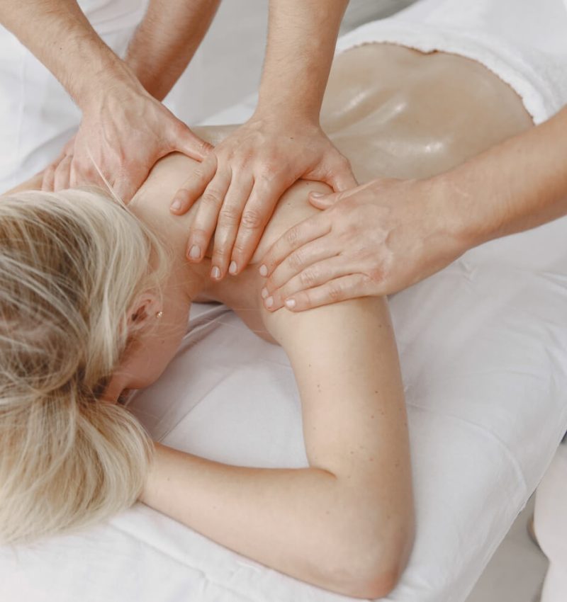 Schröpfbehandlung während einer chinesischen Massage in Oldenburg