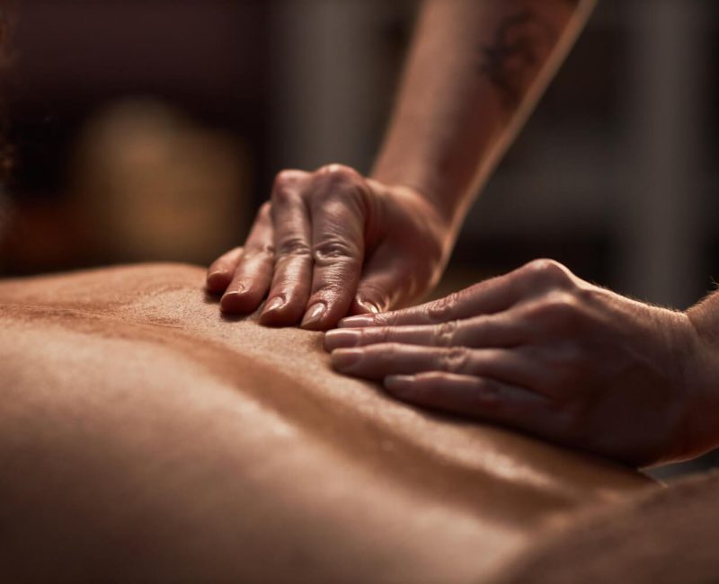 Masseurin bei Venus Massage führt chinesische Massage in Oldenburg durch